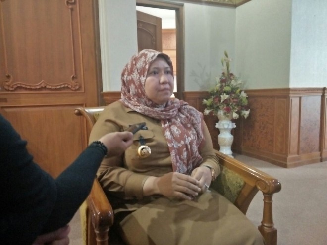 Bupati Masnah Saat Memberi Keterangan Usai Rapat.
